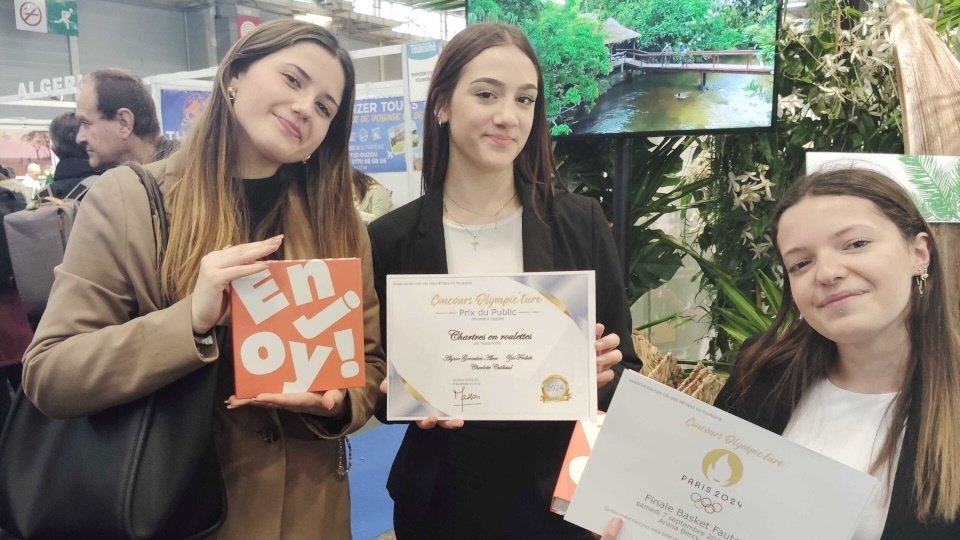 photo de l'équipe gagnante Concours Olympict'ure prix du public - Zoé Frelic, Alyson Goncalves Alves, Charlotte Caillaud