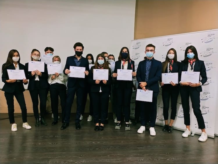 Groupe d'étudiants du lycée St-Vincent de Paul lors de la remise de la certification Atout France